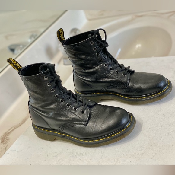 Dr. Martens 1460 US Ladies Size 7 Men Size 5 in excellent condition no damages - Picture 1 of 10